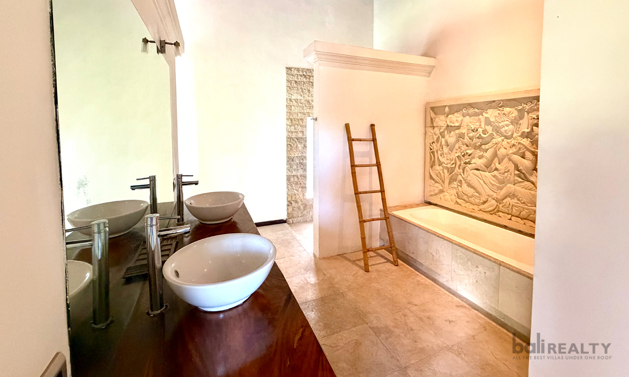 Spacious Five-Bedroom Family Villa for Yearly Rental in Tumbak Bayuh – Rice Field View — image 15