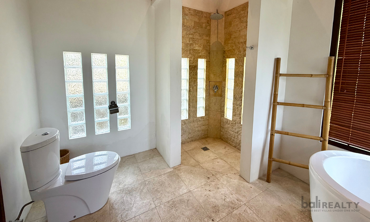 Spacious Five-Bedroom Family Villa for Yearly Rental in Tumbak Bayuh – Rice Field View — image 16