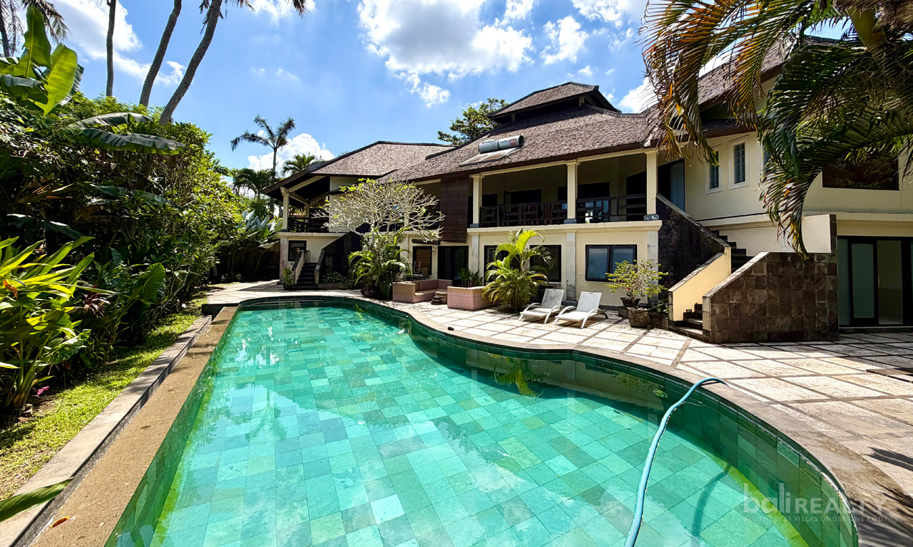 Spacious Five-Bedroom Family Villa for Yearly Rental in Tumbak Bayuh – Rice Field View — image 1