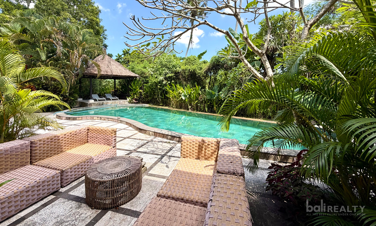 Spacious Five-Bedroom Family Villa for Yearly Rental in Tumbak Bayuh – Rice Field View — image 3