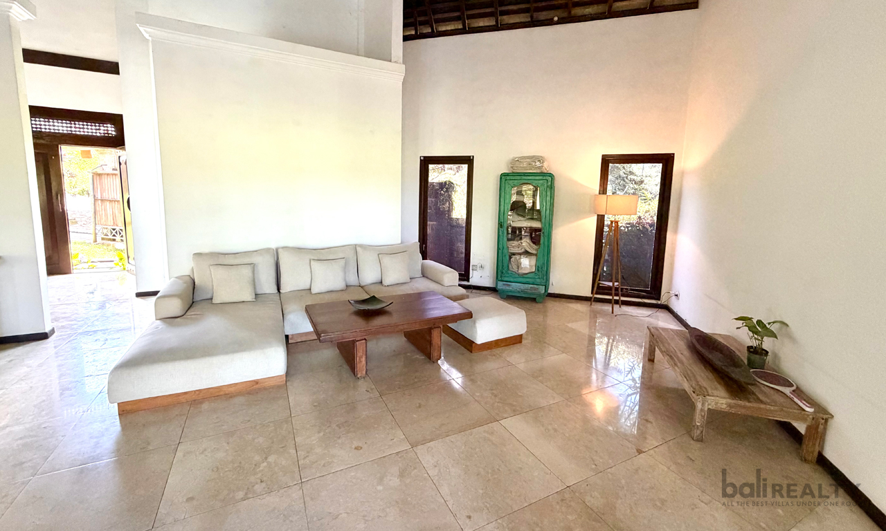 Spacious Five-Bedroom Family Villa for Yearly Rental in Tumbak Bayuh – Rice Field View — image 4