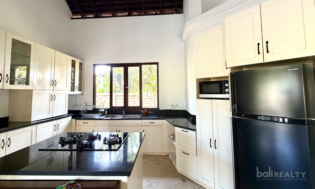 Spacious Five-Bedroom Family Villa for Yearly Rental in Tumbak Bayuh – Rice Field View — image 5