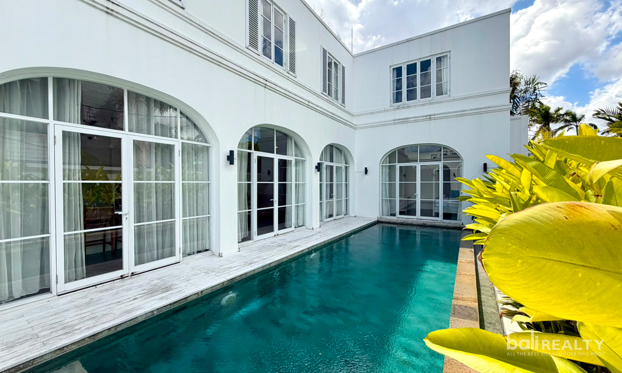 Yearly & Monthly Rent: Fully Furnished Three-Bedroom Villa in Strategic Berawa