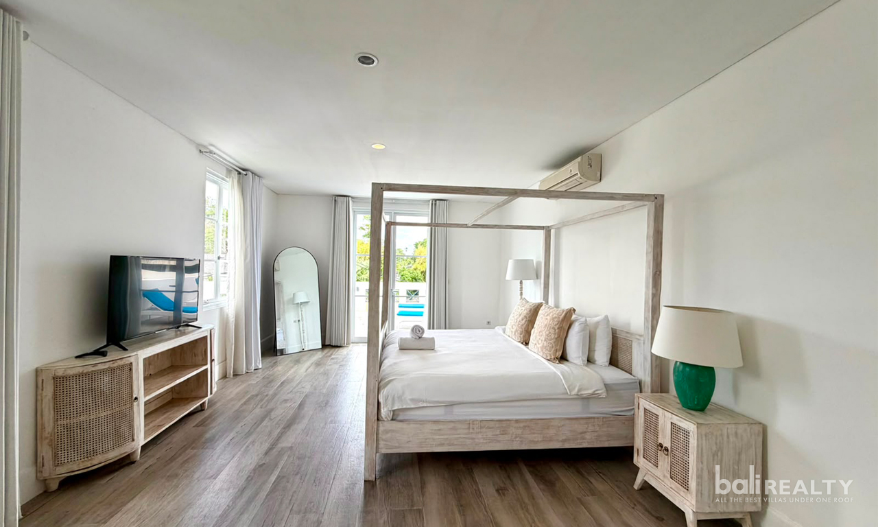 Yearly & Monthly Rent: Fully Furnished Three-Bedroom Villa in Strategic Berawa — image 9