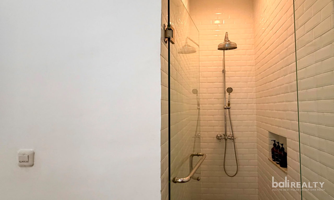 Yearly & Monthly Rent: Fully Furnished Three-Bedroom Villa in Strategic Berawa — image 12