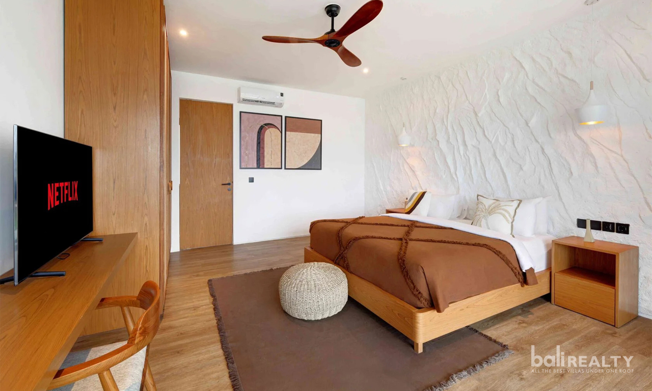 Luxury 3-Bedroom Villa with Rooftop Pool in Batu Bolong, Canggu — image 9