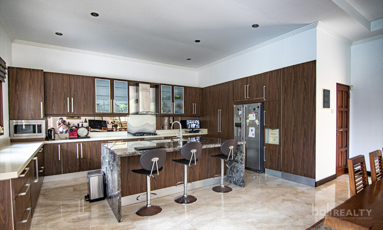 Spacious 3-Bedroom Freehold Villa on 663sqm – Walk to Jimbaran Beach 2979 — image 5