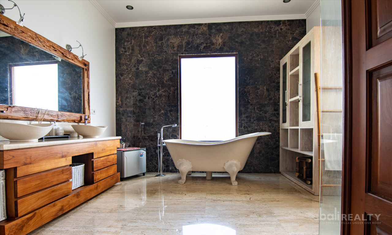 Spacious 3-Bedroom Freehold Villa on 663sqm – Walk to Jimbaran Beach 2979 — image 7