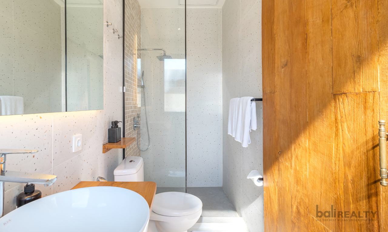 Cozy, Stylish Three-Bedroom Villa in Seminyak with Strategic Access — image 9