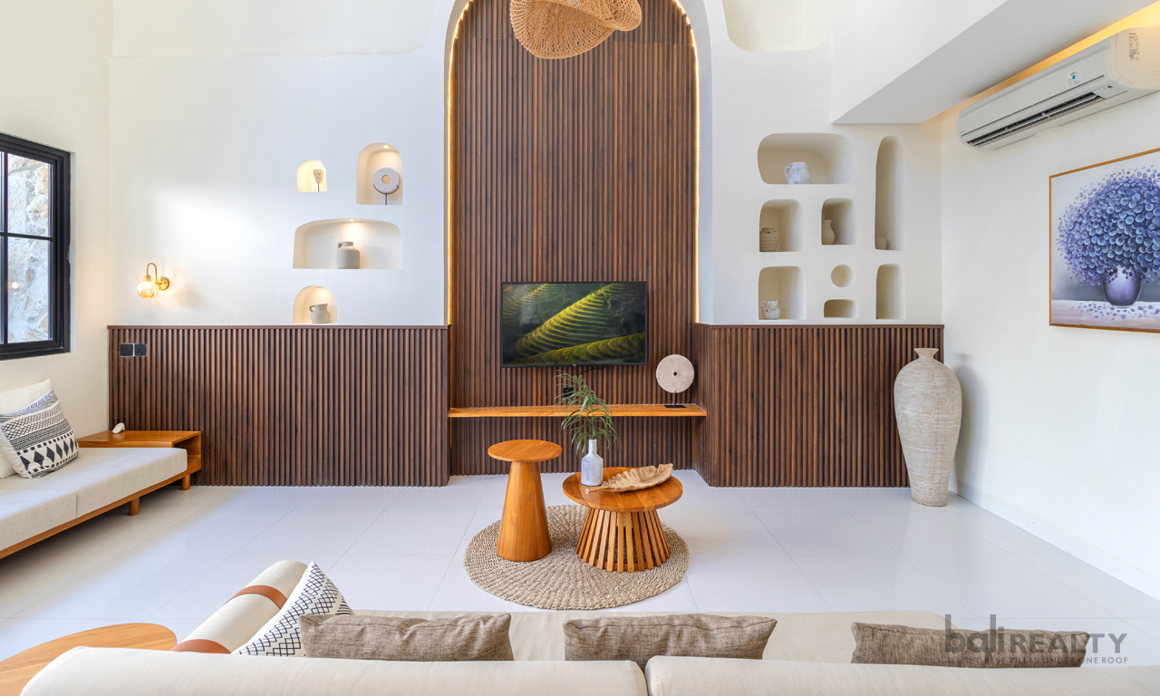 Cozy, Stylish Three-Bedroom Villa in Seminyak with Strategic Access — image 1