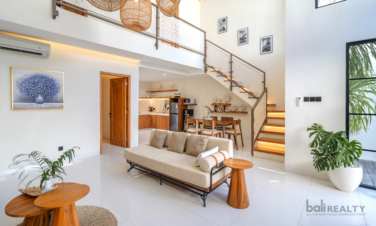 Cozy, Stylish Three-Bedroom Villa in Seminyak with Strategic Access — image 2