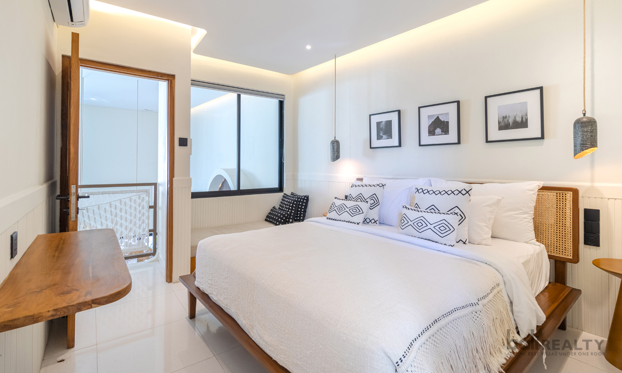 Cozy, Stylish Three-Bedroom Villa in Seminyak with Strategic Access — image 5