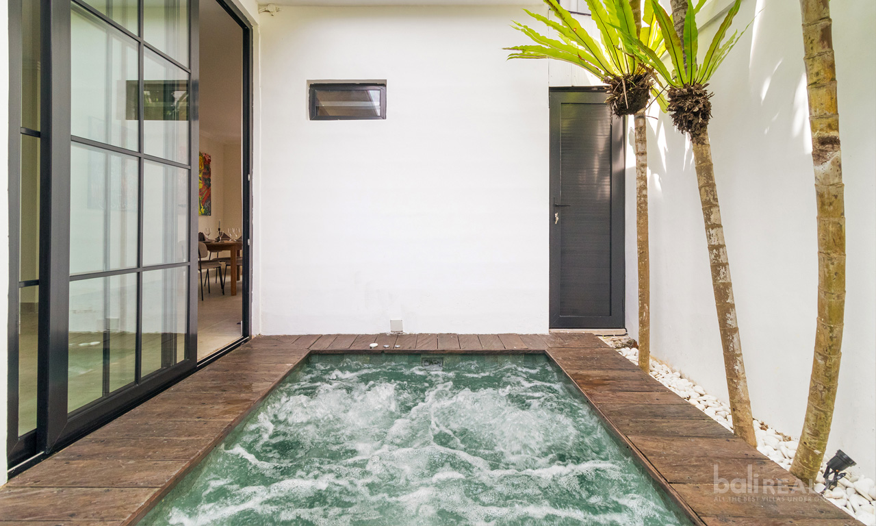 Contemporary Cozy Three-Bedroom Freehold Villa in the Seminyak Area — image 1