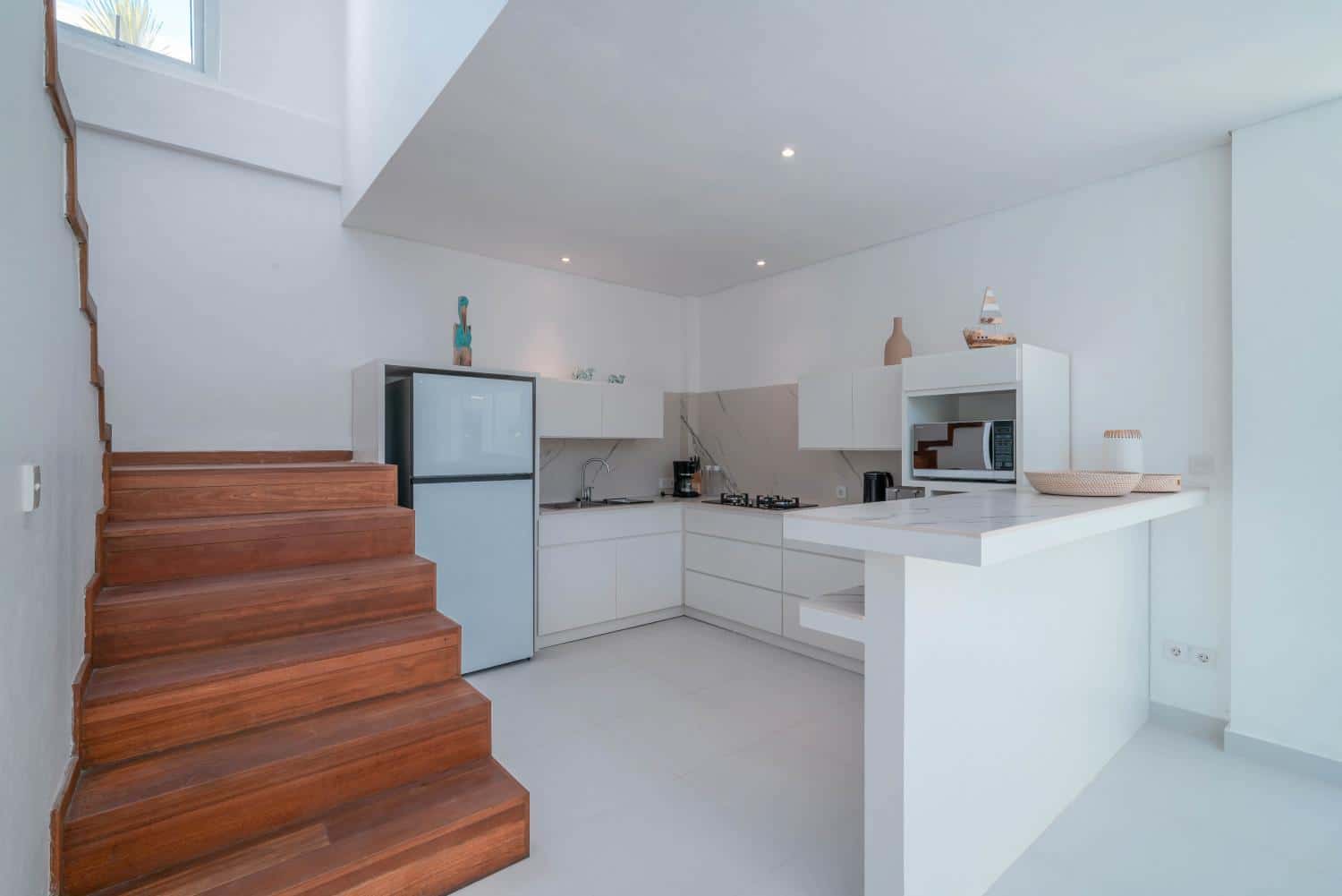 Modern 6-Bedroom Villa for Yearly Rent Near Berawa Beach — image 19