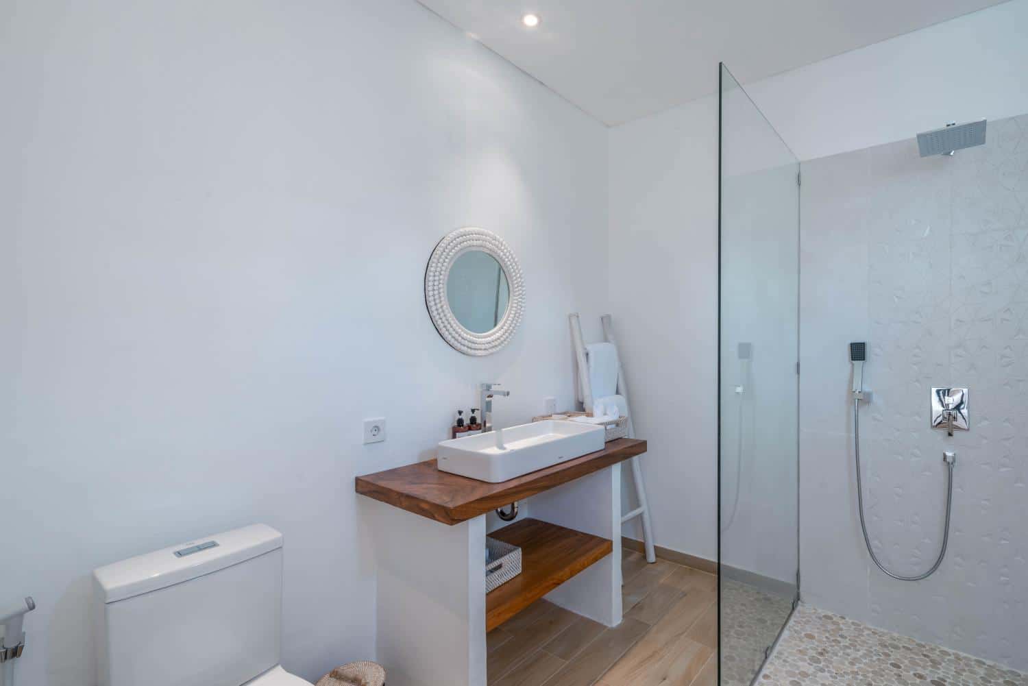 Modern 6-Bedroom Villa for Yearly Rent Near Berawa Beach — image 11