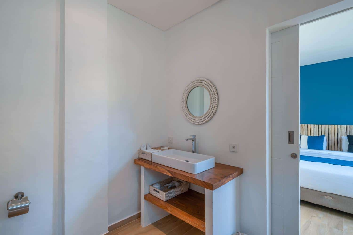 Modern 6-Bedroom Villa for Yearly Rent Near Berawa Beach — image 12