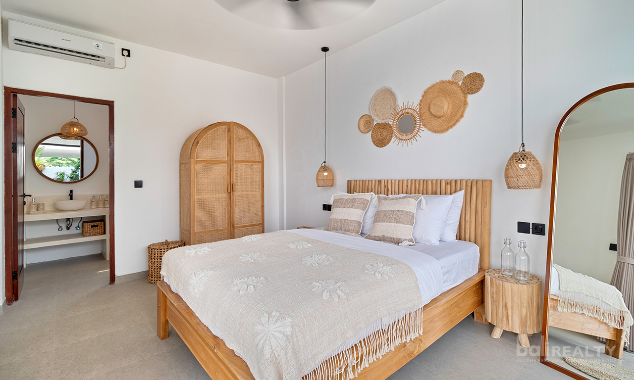 Rustic Two-Bedroom Villa in Tumbak Bayuh, a Short Drive to the Beach — image 10