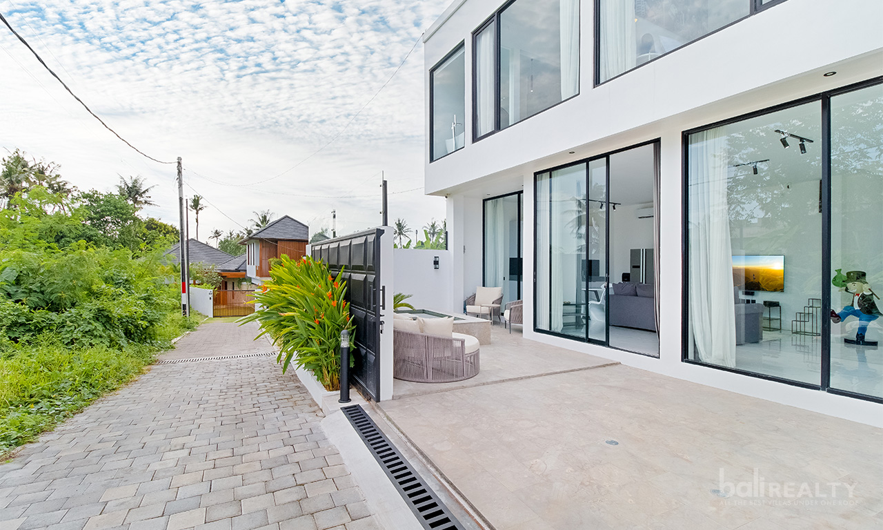 Modern Two-Bedroom Villa with Jacuzzi, 35-Year Lease, Proximity to Pererenan Beach 2527