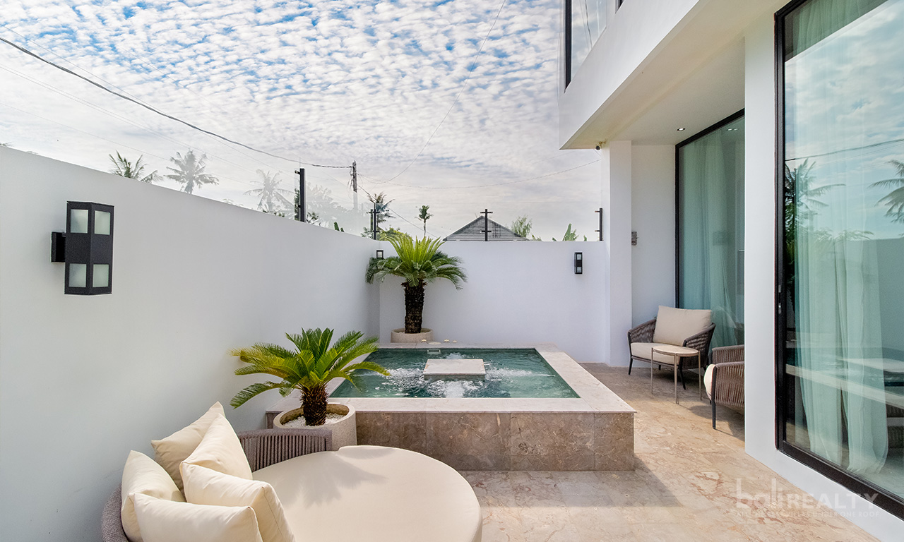 Modern Two-Bedroom Villa with Jacuzzi, 35-Year Lease, Proximity to Pererenan Beach 2527 — image 1
