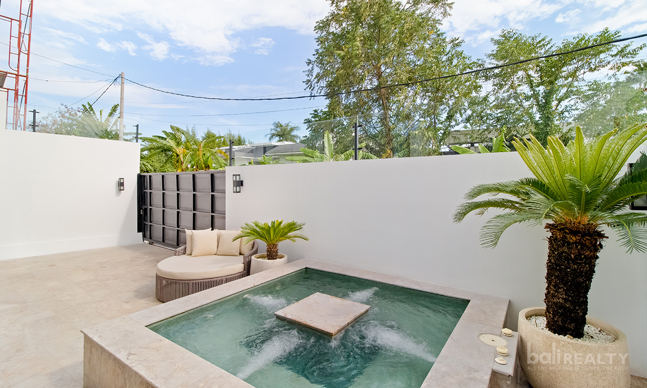 Modern Two-Bedroom Villa with Jacuzzi, 35-Year Lease, Proximity to Pererenan Beach 2527 — image 2