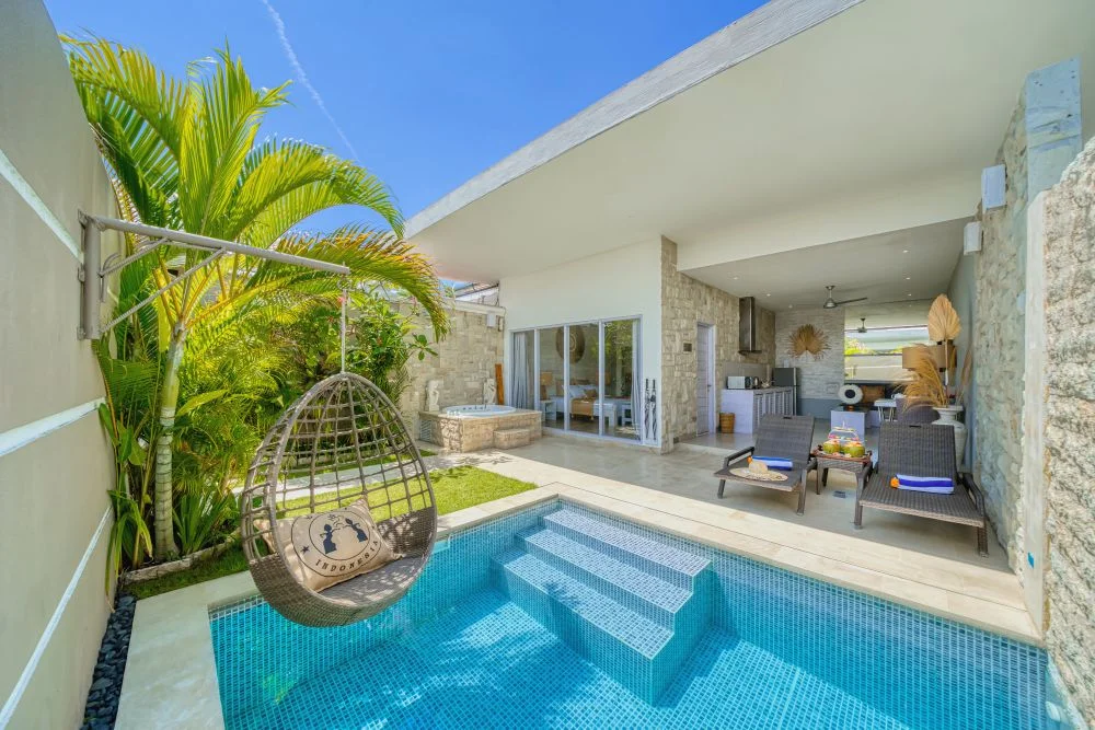 Romantic 1BR Private Villa w/ Pool & Jacuzzi – Tranquil Hideaway in Legian — image 3