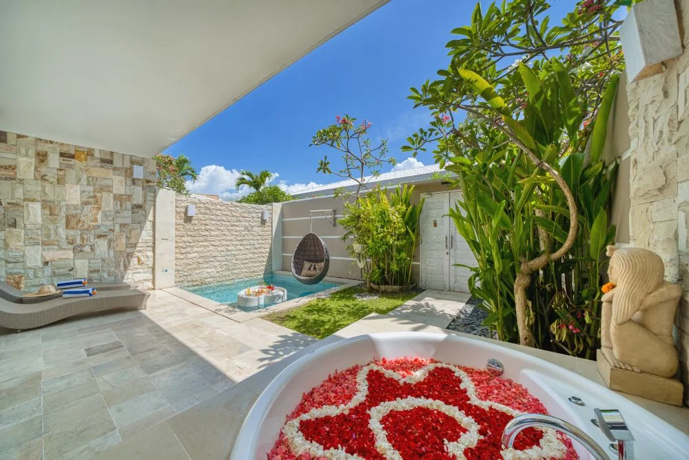 Romantic 1BR Private Villa w/ Pool & Jacuzzi – Tranquil Hideaway in Legian — image 9