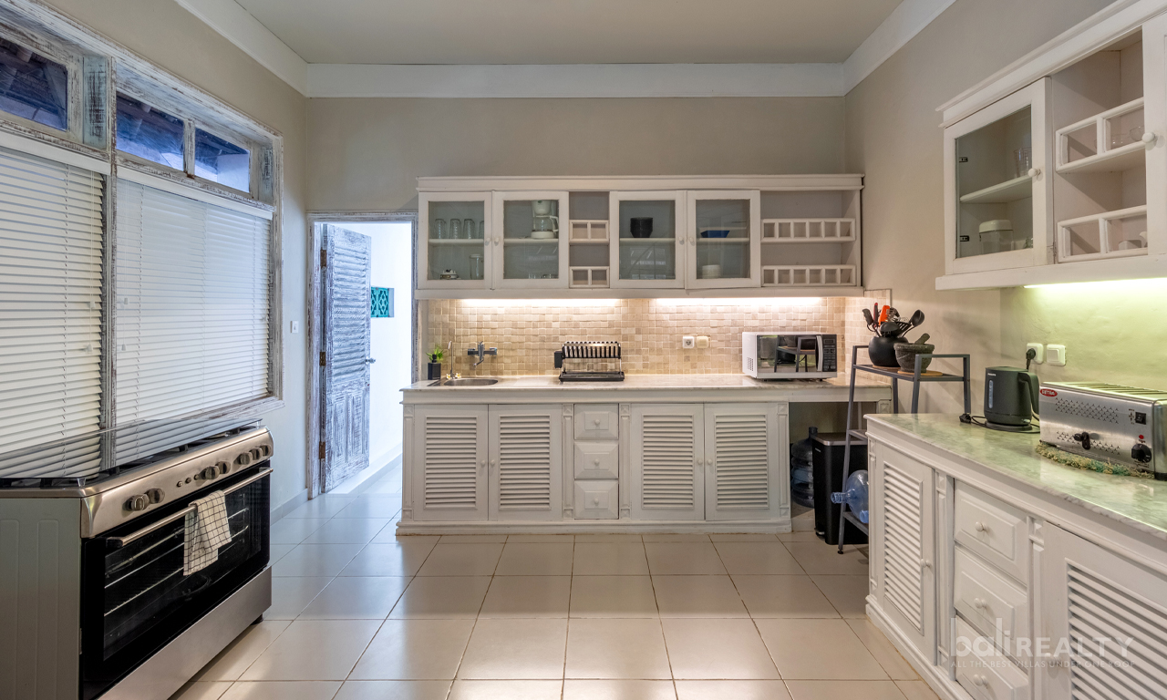 Yearly Rental: Tropical Two-Bedroom Villa in Mertasari Sanur, Steps from the Beach — image 5