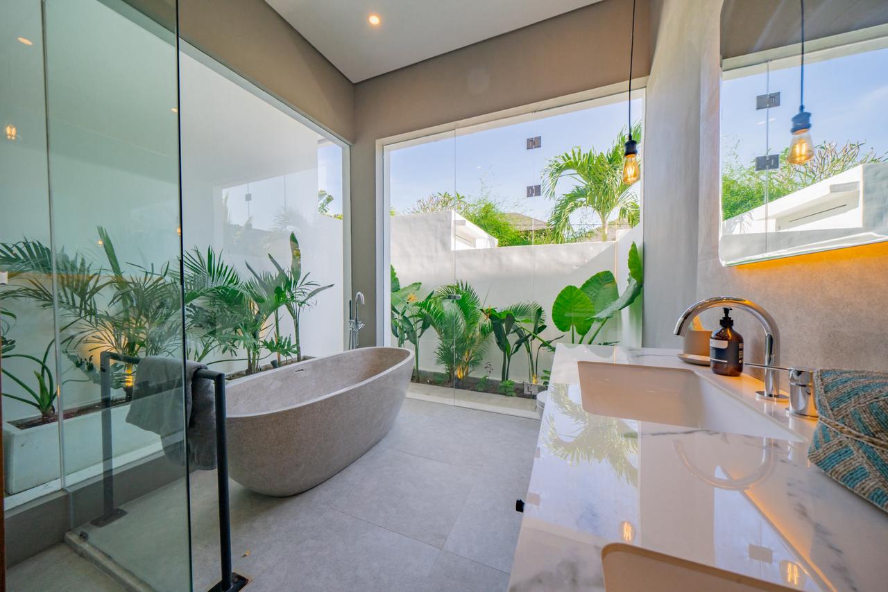 Spacious 4-Bedroom Villa with Rooftop Sunset Lounge for Yearly Rent in Umalas — image 11