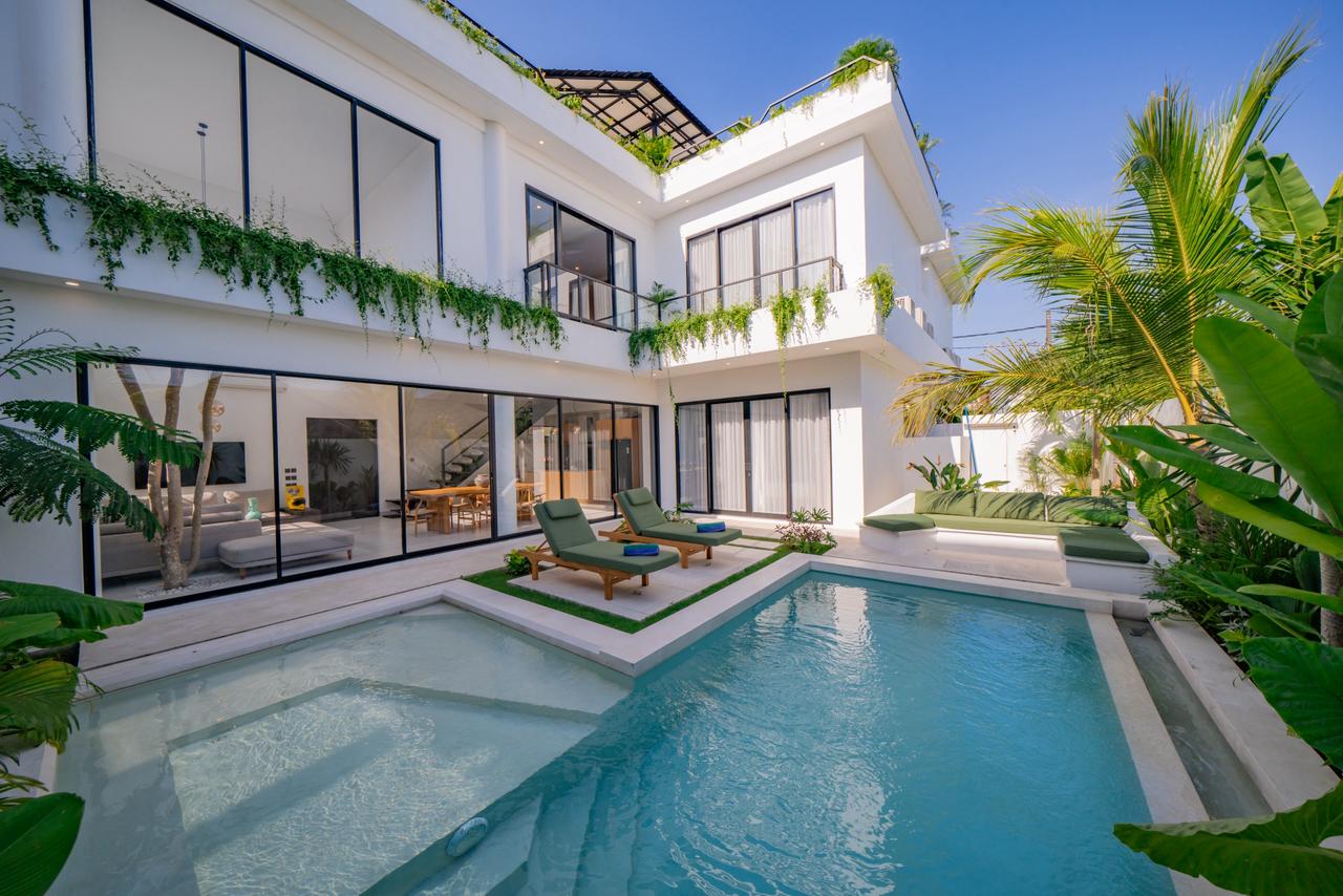 Spacious 4-Bedroom Villa with Rooftop Sunset Lounge for Yearly Rent in Umalas — image 3