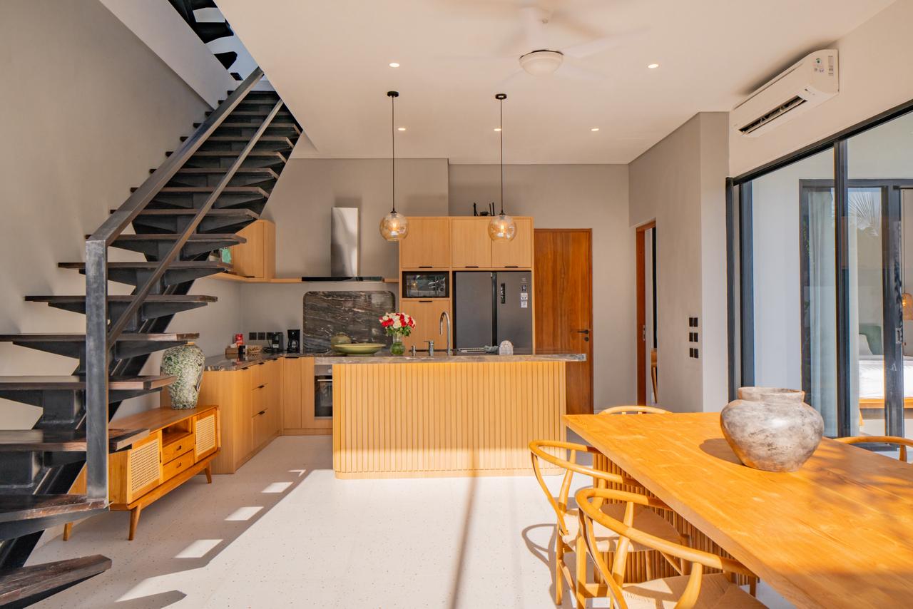 Spacious 4-Bedroom Villa with Rooftop Sunset Lounge for Yearly Rent in Umalas — image 7