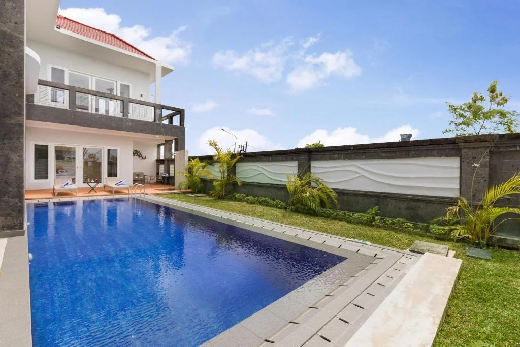 Spacious 5-Bedroom Jimbaran Villa with Private Pool, Billiard Room & Stunning Balcony Views — image 11