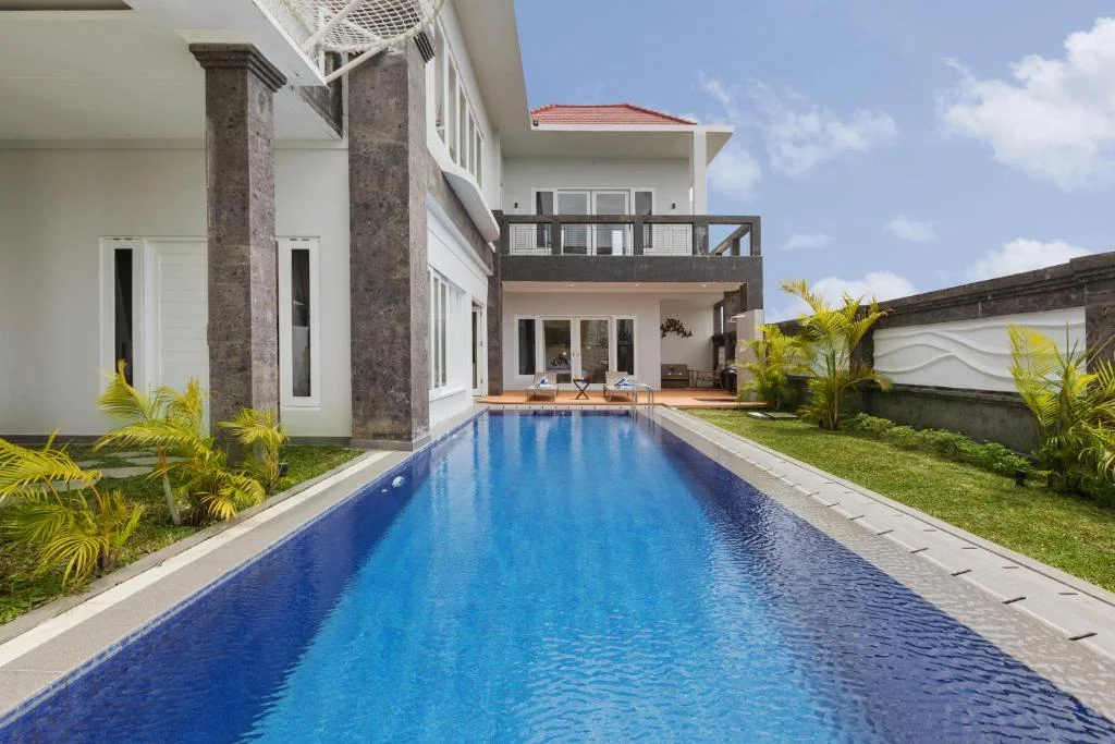 Spacious 5-Bedroom Jimbaran Villa with Private Pool, Billiard Room & Stunning Balcony Views — image 15