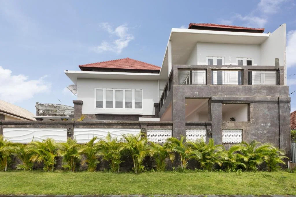 Spacious 5-Bedroom Jimbaran Villa with Private Pool, Billiard Room & Stunning Balcony Views — image 17