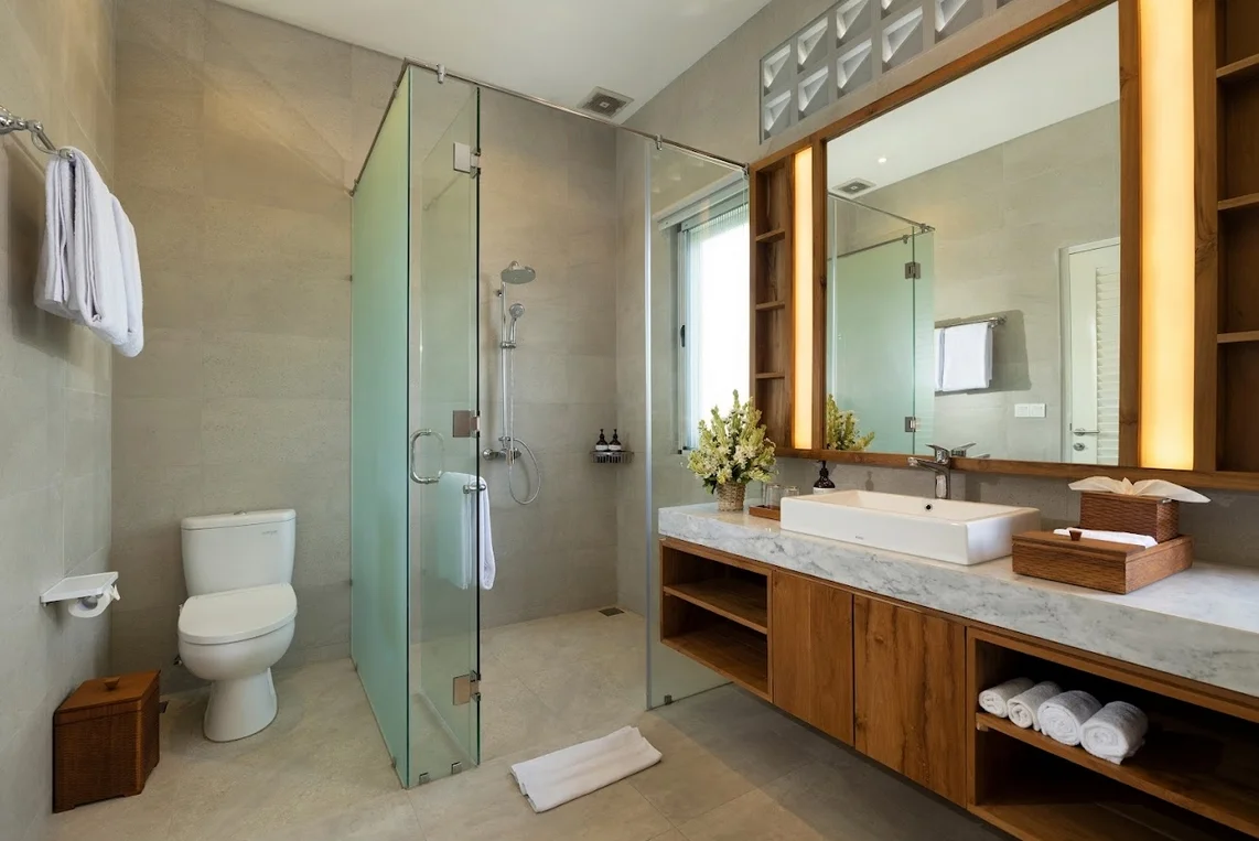 Spacious 5-Bedroom Villa in Kerobokan Bali — image 17