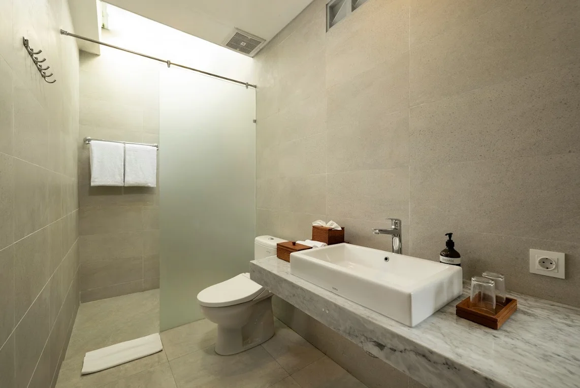 Spacious 5-Bedroom Villa in Kerobokan Bali — image 11