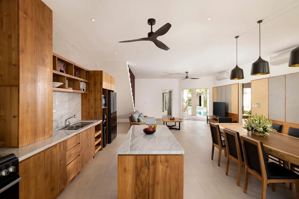 Spacious 5-Bedroom Villa in Kerobokan Bali — image 4