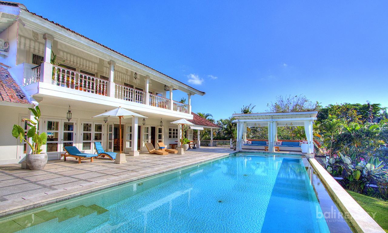 Gorgeous Colonial Residence With A Modern Twist