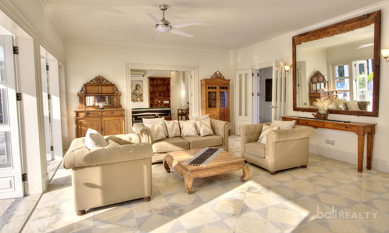 Gorgeous Colonial Residence With A Modern Twist — image 2