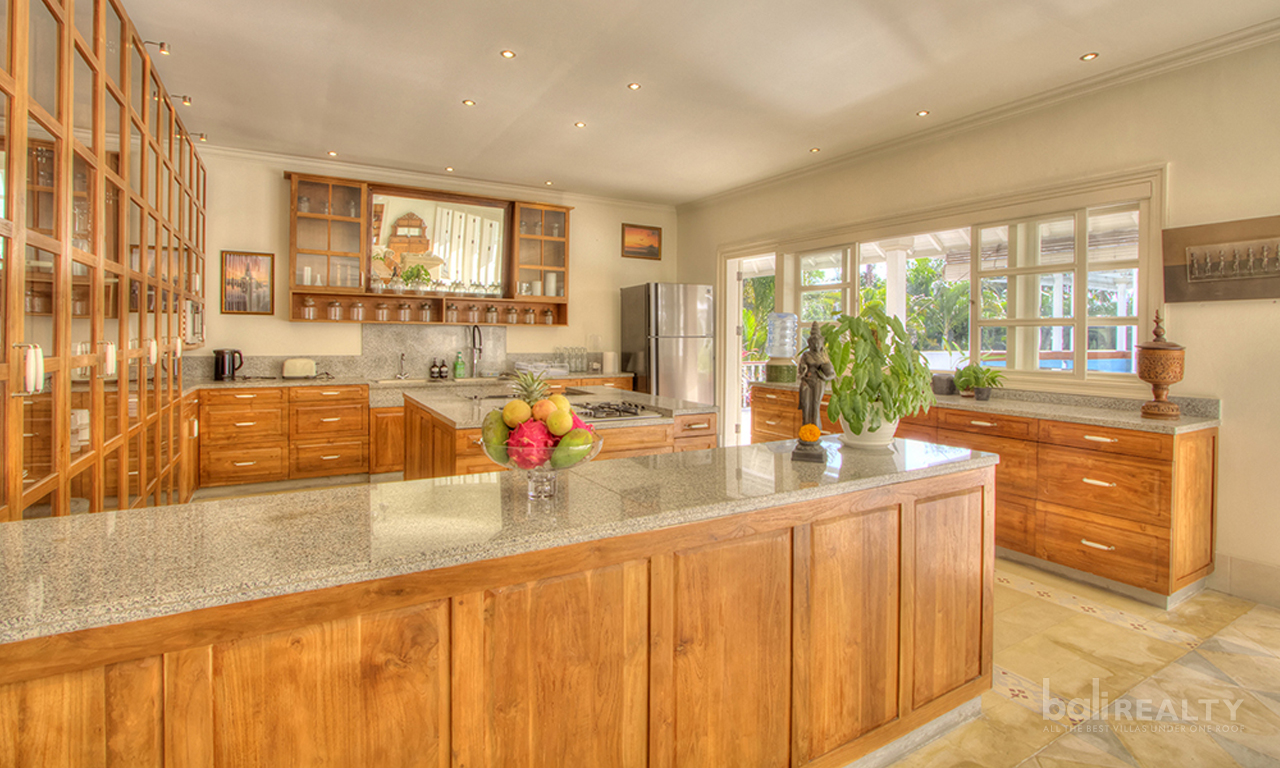 Gorgeous Colonial Residence With A Modern Twist — image 6
