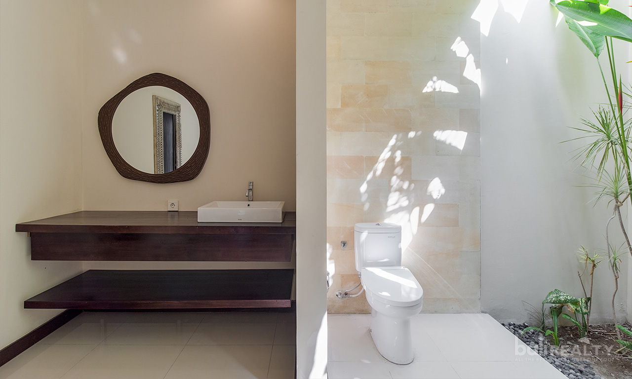 Cozy Two-Bedroom Freehold Villa in a Secure Umalas Complex – Fully Furnished, Great Deal — image 17