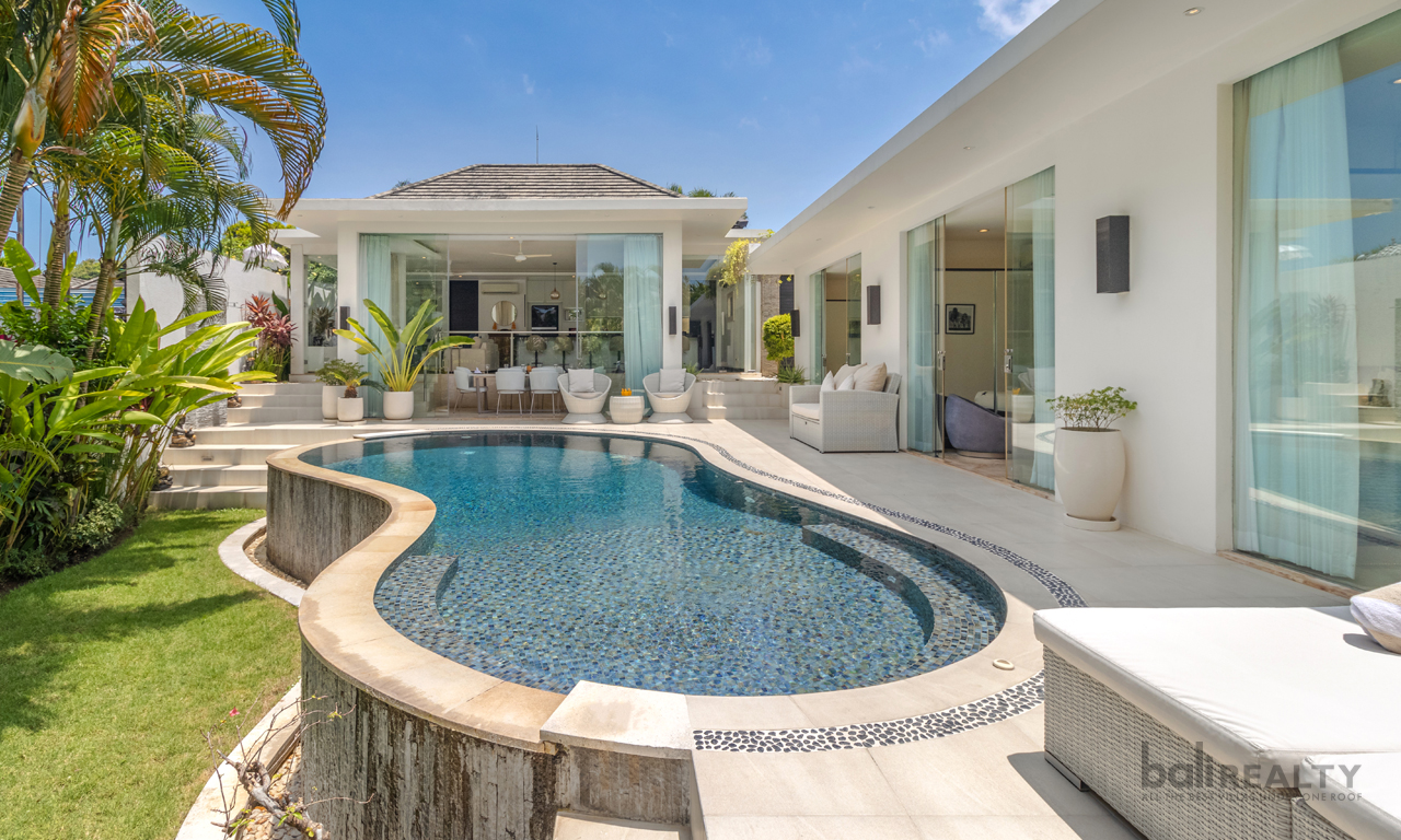 Available for Yearly and Monthly Rental: Three-Bedroom Modern Tropical Villa in Central Umalas