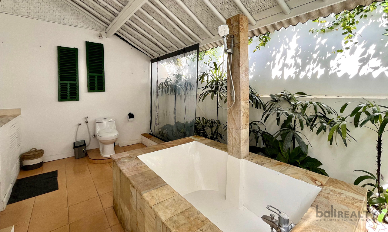 Newly Renovated Spacious Three-Bedroom Villa in Umalas for Yearly Rental — image 14
