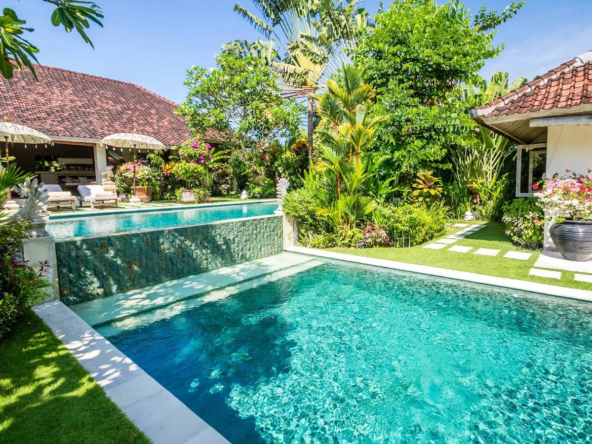 Tropical 4-Bedroom Villa with 2 Pools – Walking Distance to Batu Belig Beach — image 3