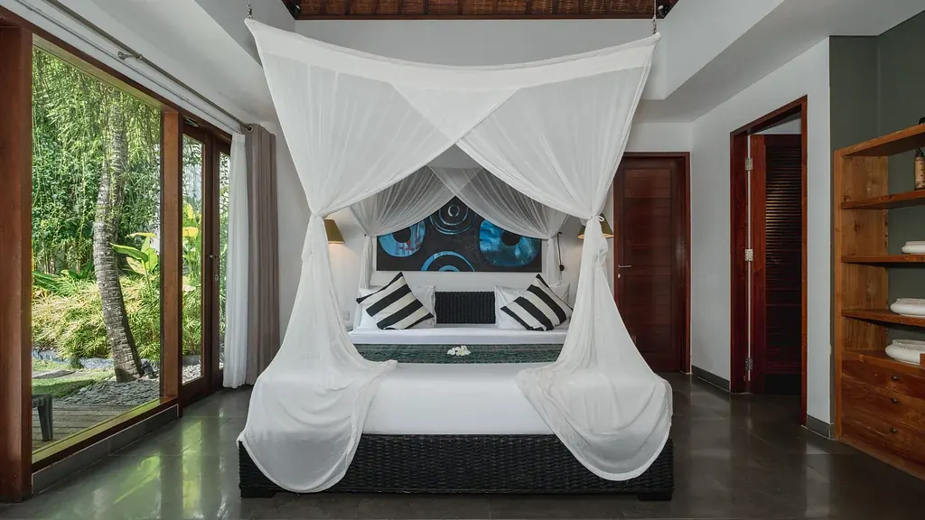 6 BR Infinity-Pool Group Villa Seminyak — 6BR Villa Rental in Seminyak — image 7