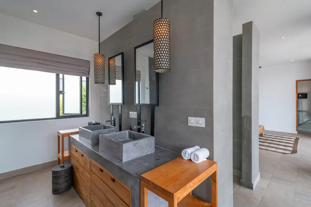 4 BR Walk-to-Beach Modern Villa Canggu — 4BR Villa Rental in Canggu — image 15