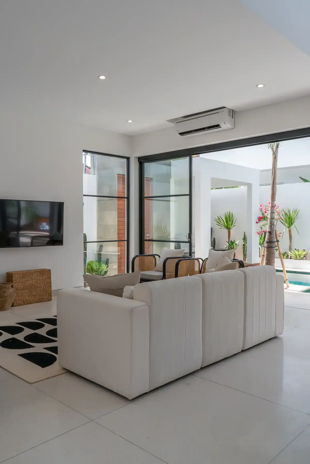 4 BR Modern Fully Staffed Villa Canggu — 4BR Villa Rental in Canggu — image 12