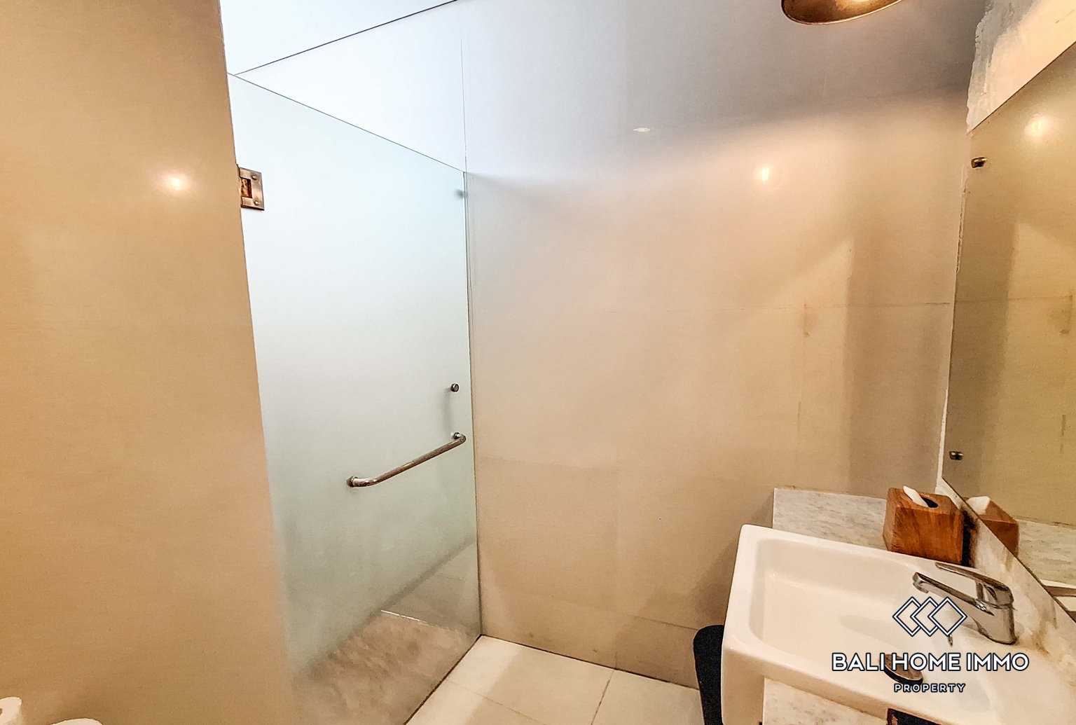 Authentic 5 Bedroom Family Villa for Rent in Canggu Residential Side — image 11