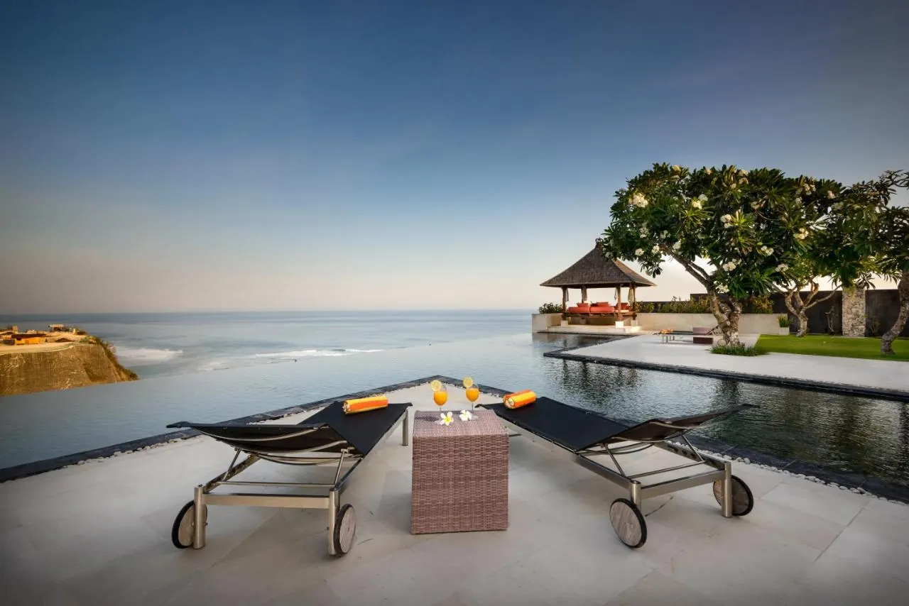 4 BR Infinity-Pool Sunset-View Retreat Uluwatu — 4BR Villa Rental in Uluwatu — image 8