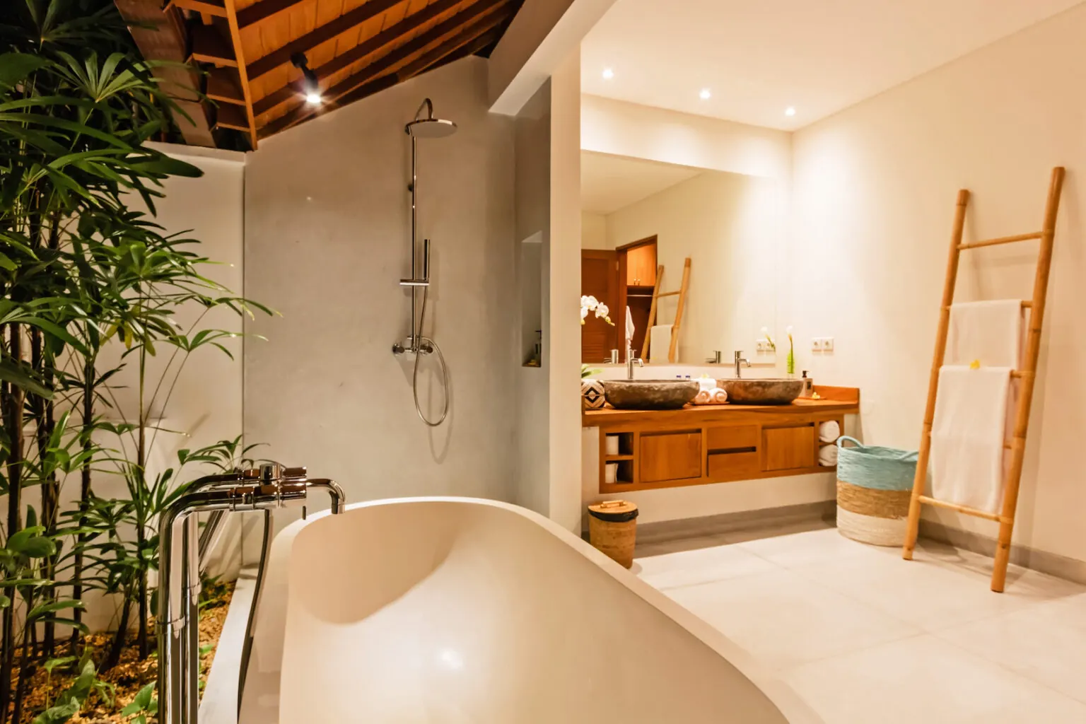 6 BR Architect-Designed Tropical Garden Villa Canggu — 6BR Villa Rental in Canggu — image 11