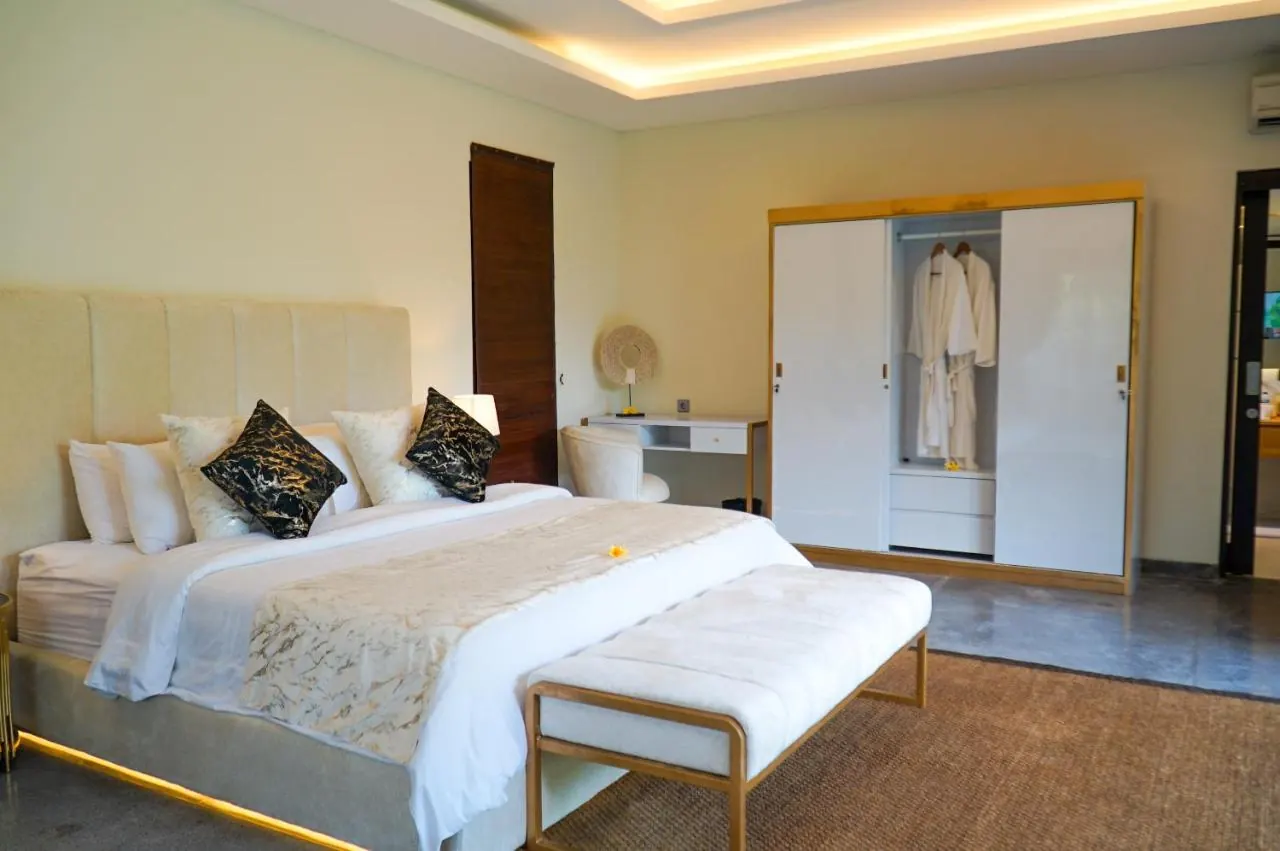 7 BR Tropical Garden Pool Villa Canggu — 7BR Villa Rental in Canggu — image 7